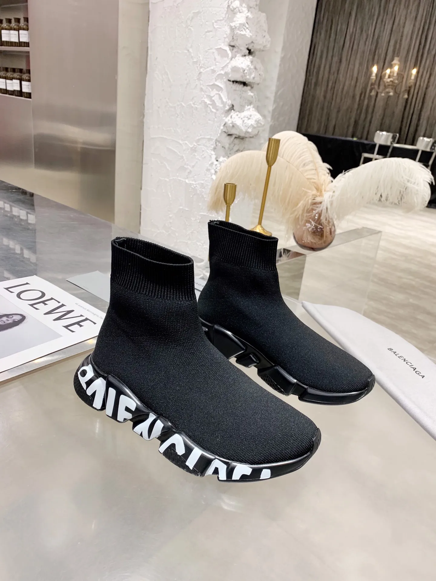 👟👟Ex-factory price 420👟👟 [Ready stock top version vacuum outsole] Balenciaga 👣Size: 35 36 37 38 39 40 41 42 43 44 45 [Socks in original packaging delivered] 🔥Balenciaga's "Speed" High-top sock-style sneakers are instantly recognizable and have ever-lasting popularity. This item is made in Italy from stretch knitted fabric. The rubber sole has excellent elasticity. Only half of the brand name printed on it is visible. Compared with the previous exaggerated and eye-catching style, it has a sense of "half-covering the face as if holding a pipa", and the brand's ingenuity in innovating the logo printing trend can also be seen.
